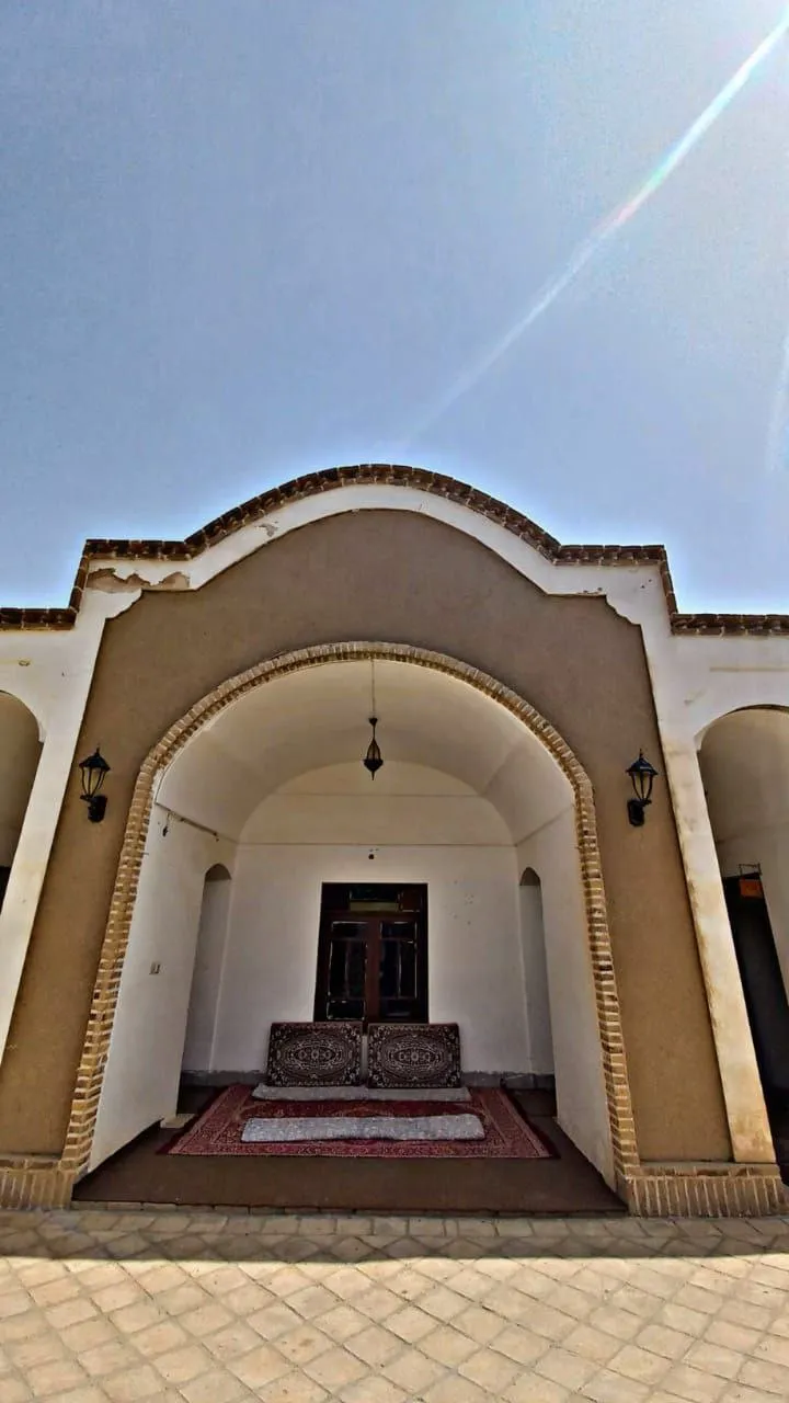 ورودی قوسی و نشیمن سنتی گل بی بی