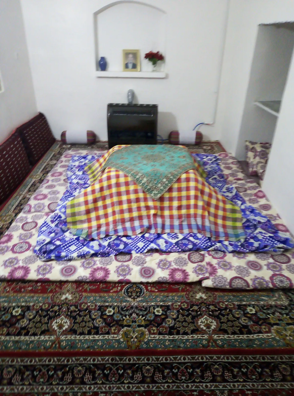 بستر سنتی اقامتگاه گل بی بی با پارچه چهارخانه