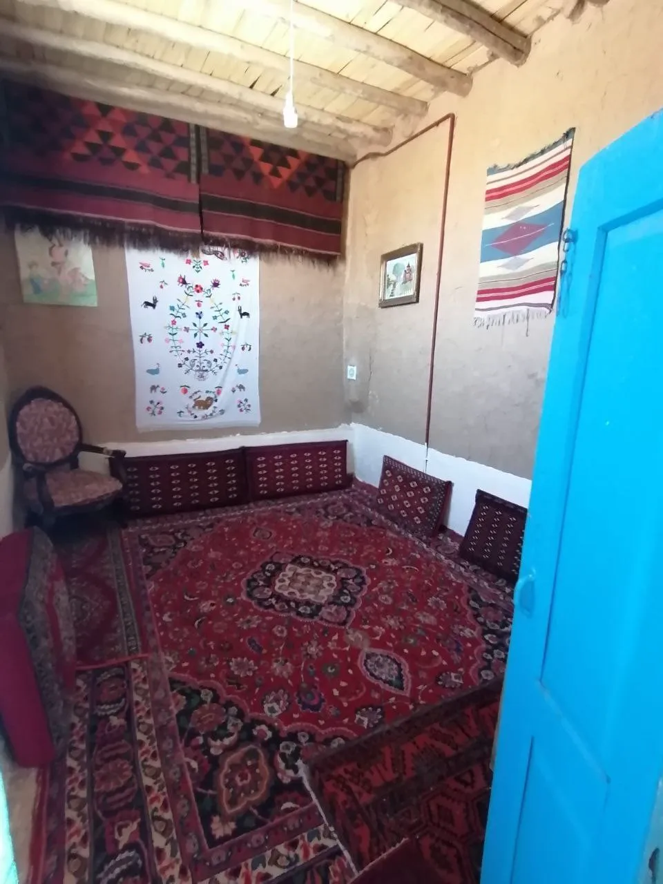 اتاق سنتی شاغلام با فرش قرمز و پشتی