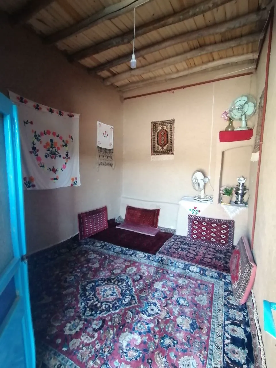 اتاق نشیمن سنتی شاغلام با فرش ایرانی
