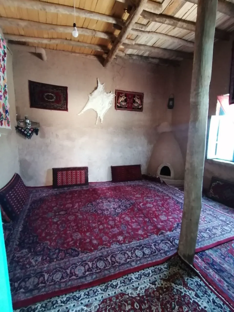 اتاق سنتی شاغلام با فرش قرمز و اجاق گلی