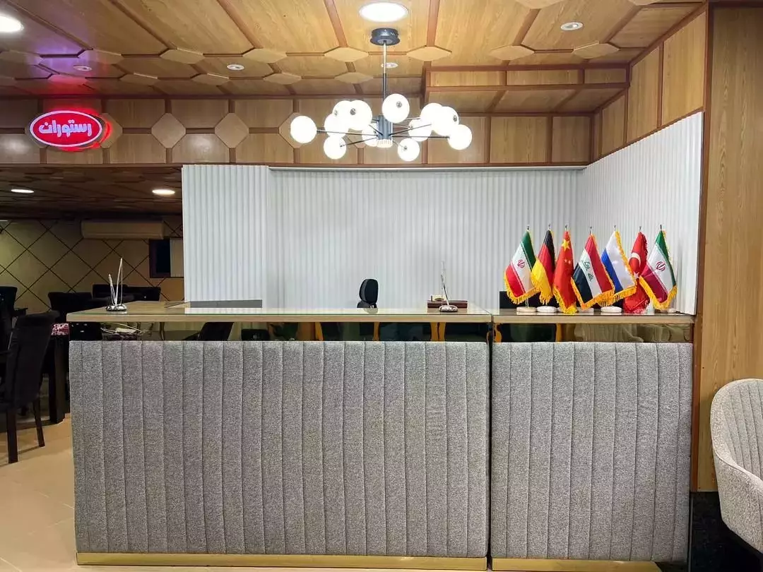 پذیرش هتل کوثر با ردیف پرچم‌ها