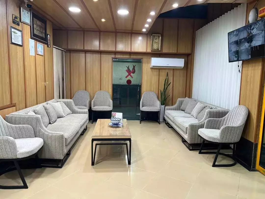 سالن نشیمن با مبلمان در هتل کوثر