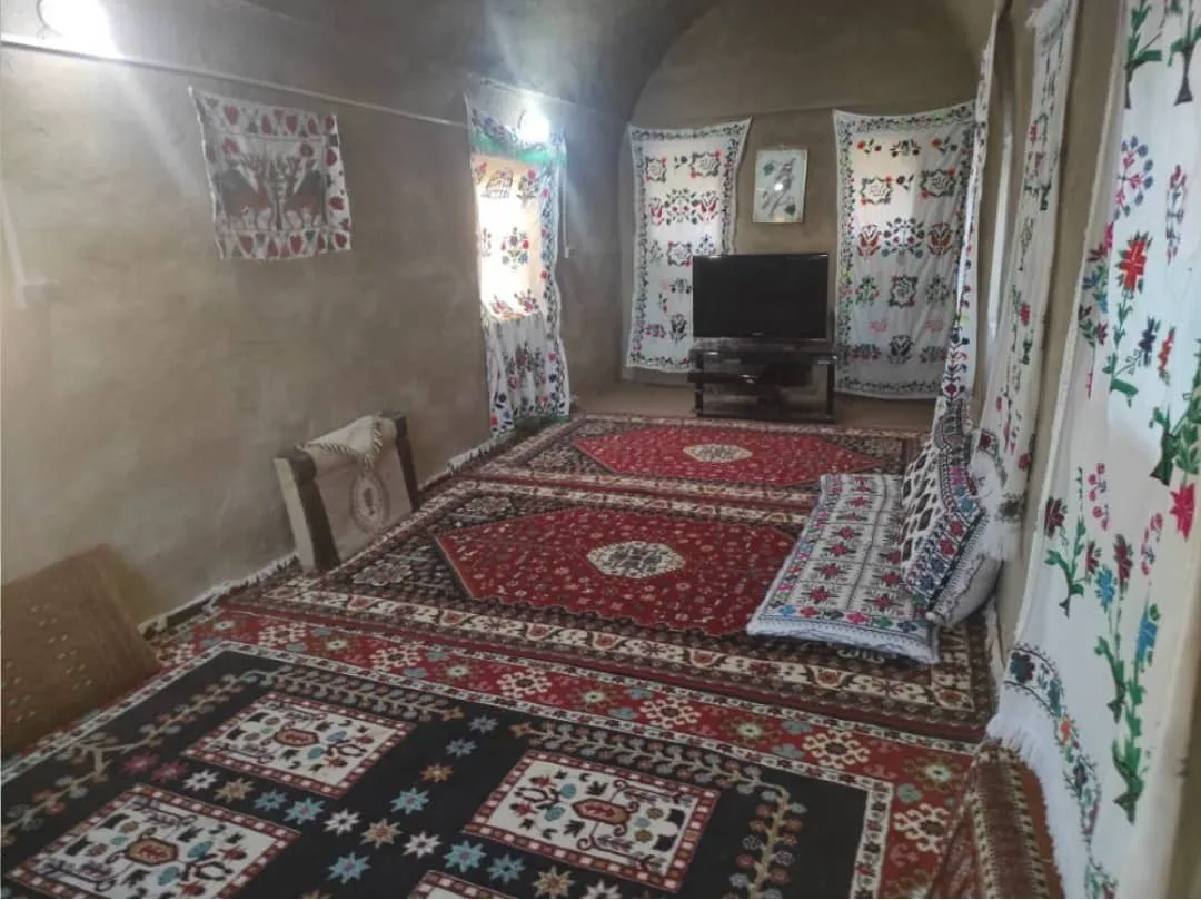 اتاق سنتی با فرش و پردههای نقشدار رستم زادگان سیستان