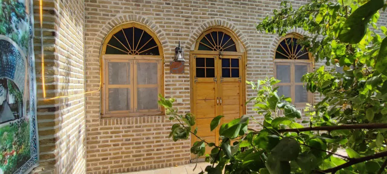 نمای آجری ورودی شادمهر میان درختان