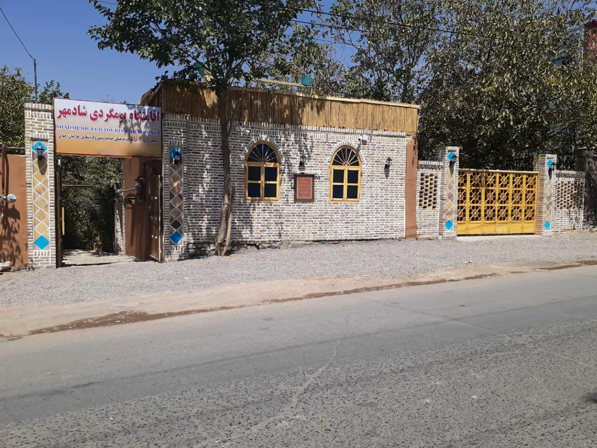 نمای بیرونی هتل شادمهر با دیوار آجری