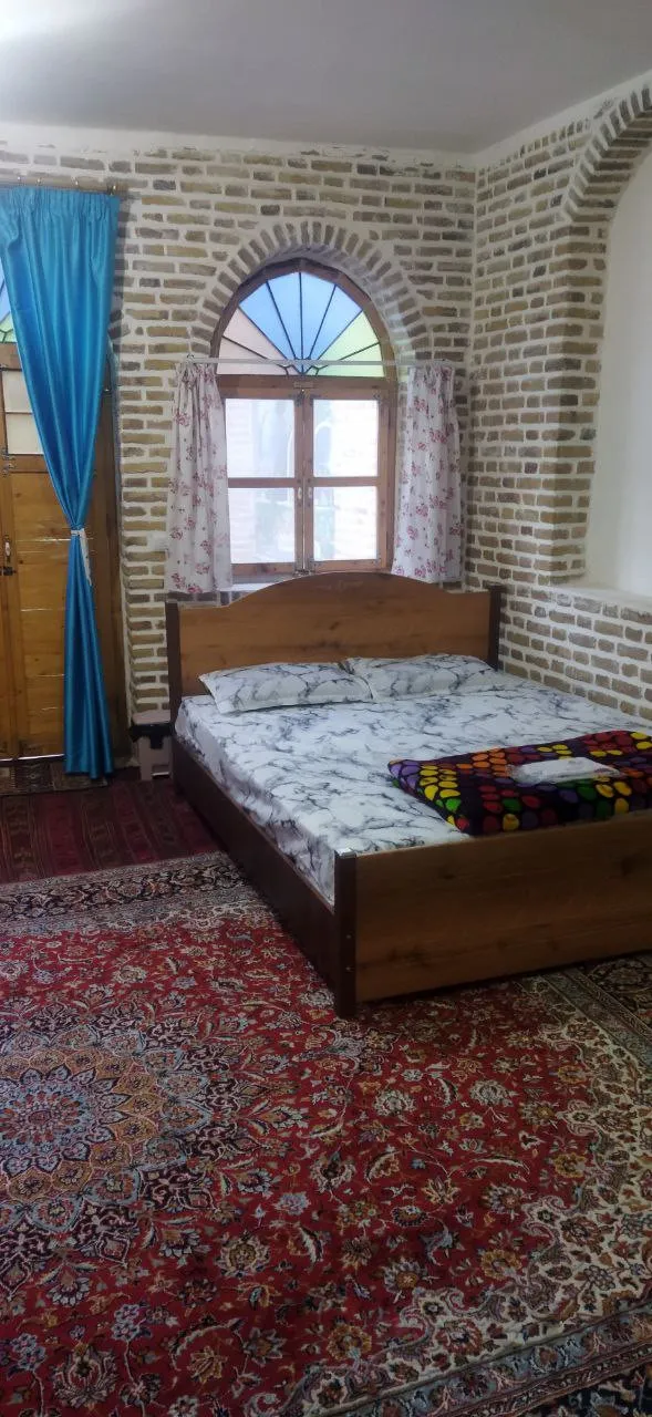 اتاق خواب شادمهر با پنجره قوسی آجری