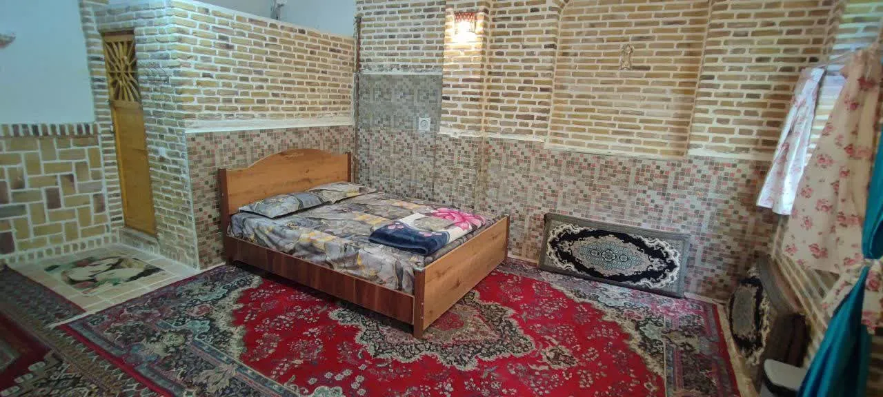 اتاق آجری هتل شادمهر با تخت چوبی