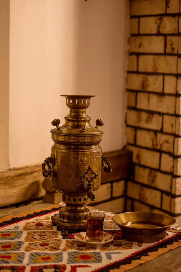 سماور برنجی و استکان چای روی سفره
