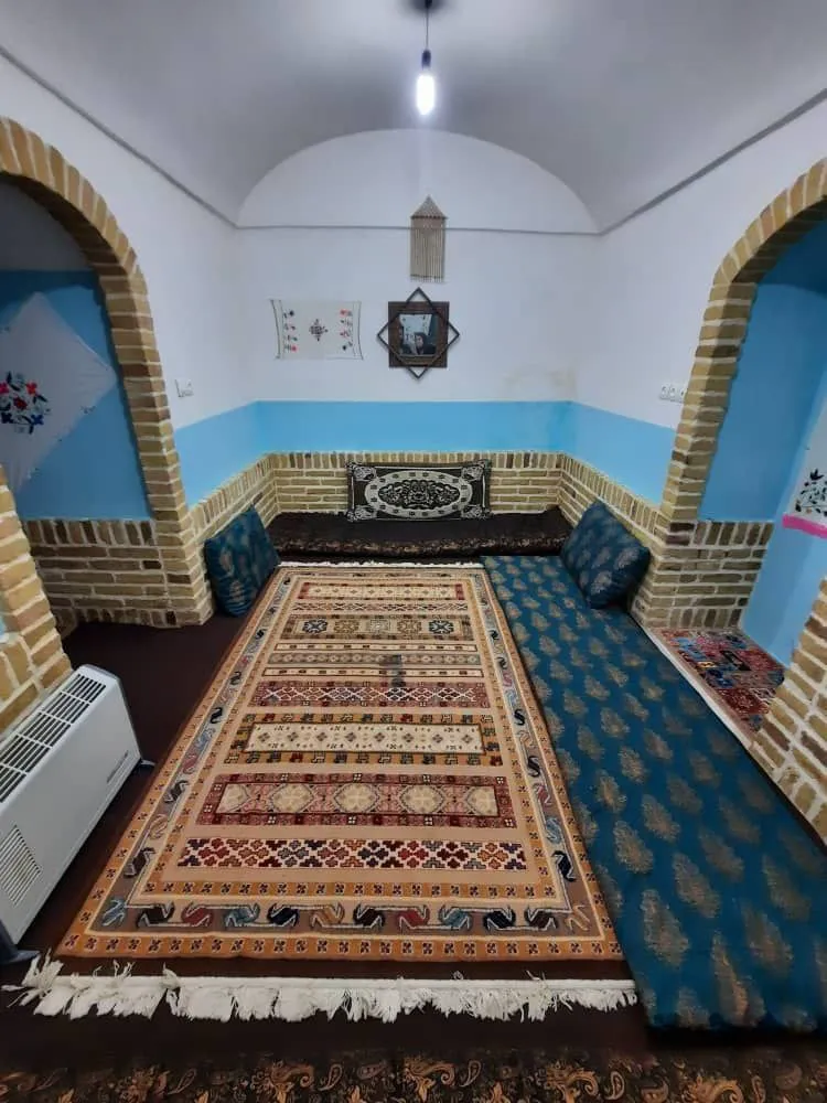 اتاق سنتی با فرش دست‌باف هتل میر احمد خوافی