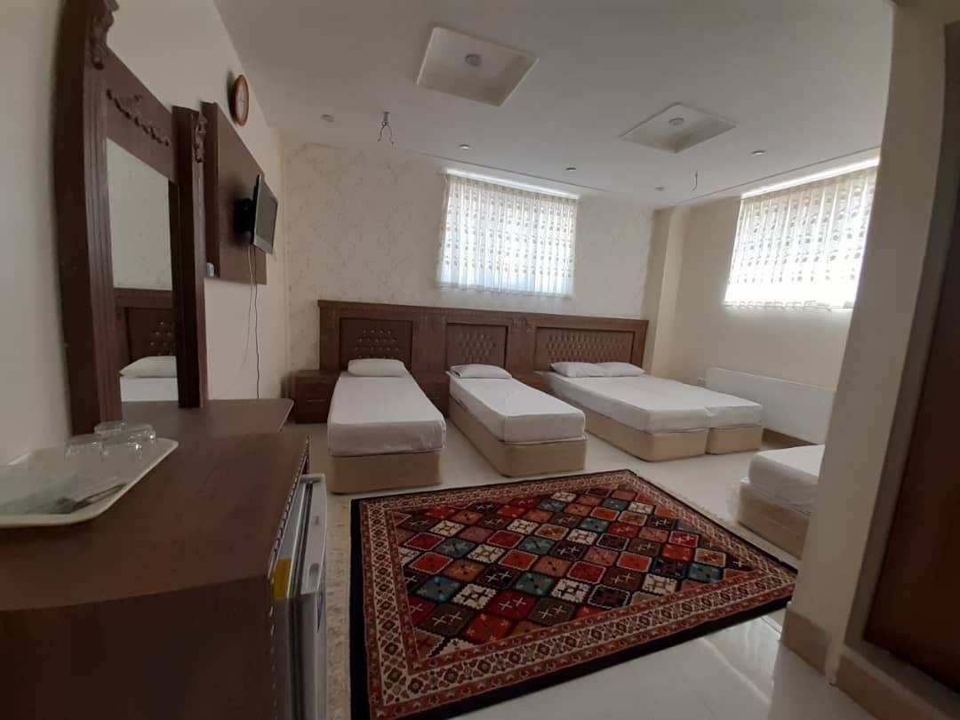 اتاق چندتخته خلف باغ یزد با فرش مرکزی