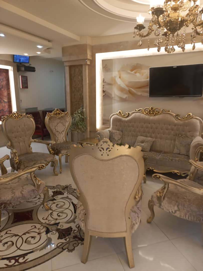 فضای نشیمن هتل خلف باغ یزد با مبلمان کلاسیک