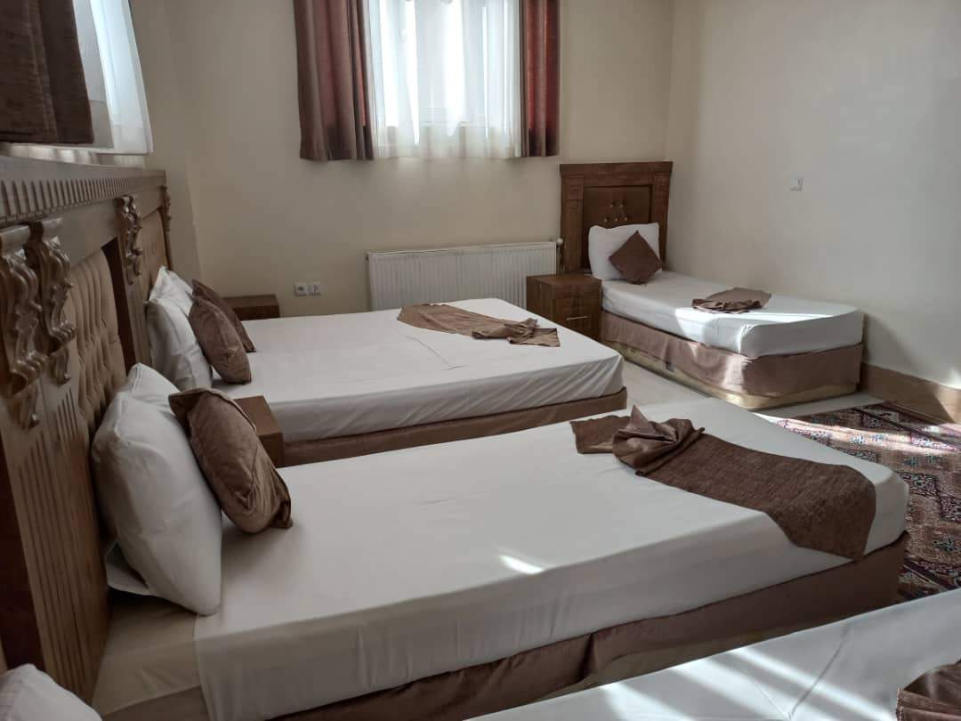 اتاق سه‌تخته خلف باغ یزد با تخت‌های چوبی