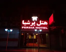 تابلوی ورودی هتل پرشیا در شب