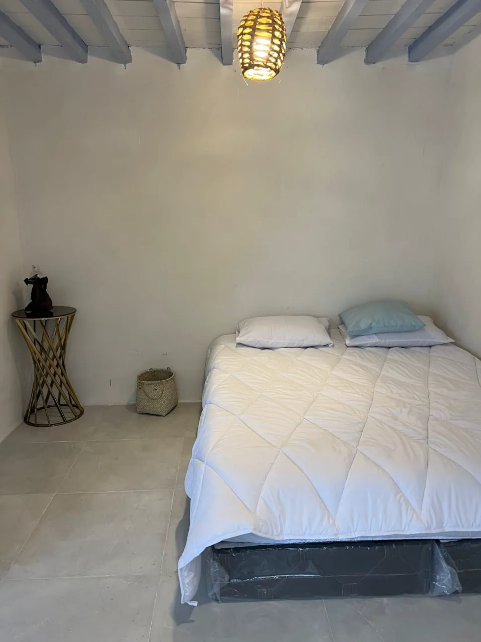 تخت دونفره سفید در اتاق گل ابریشم
