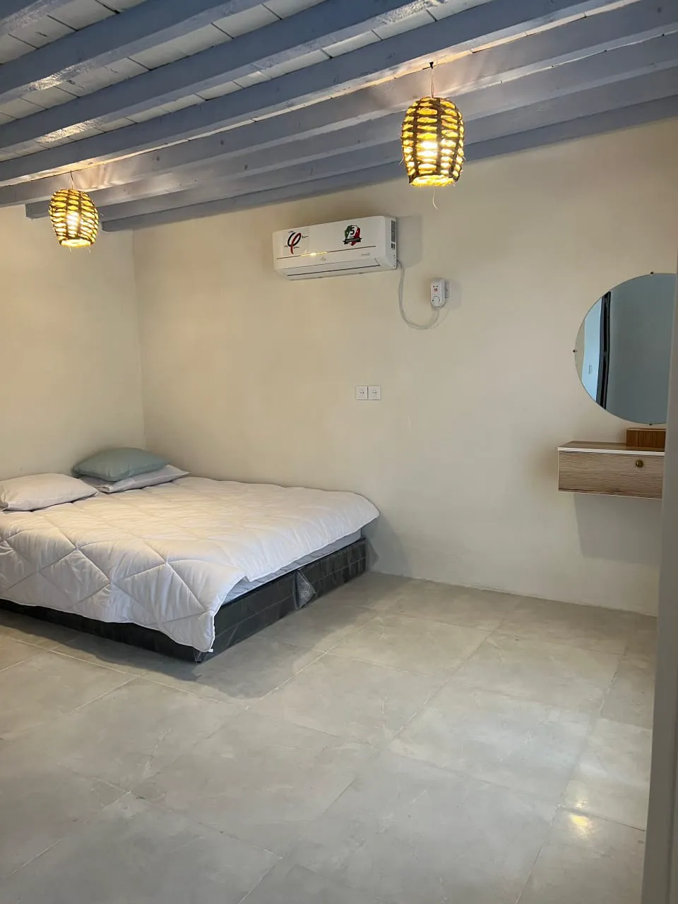 اتاق گل ابریشم با تخت دونفره و آینه دیواری