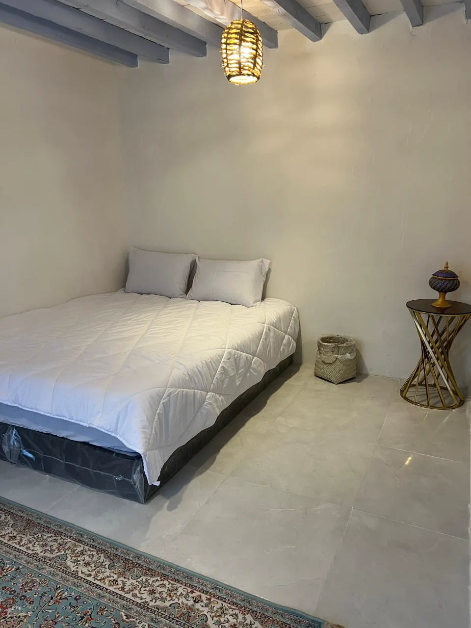 تخت دونفره در اتاق گل ابریشم