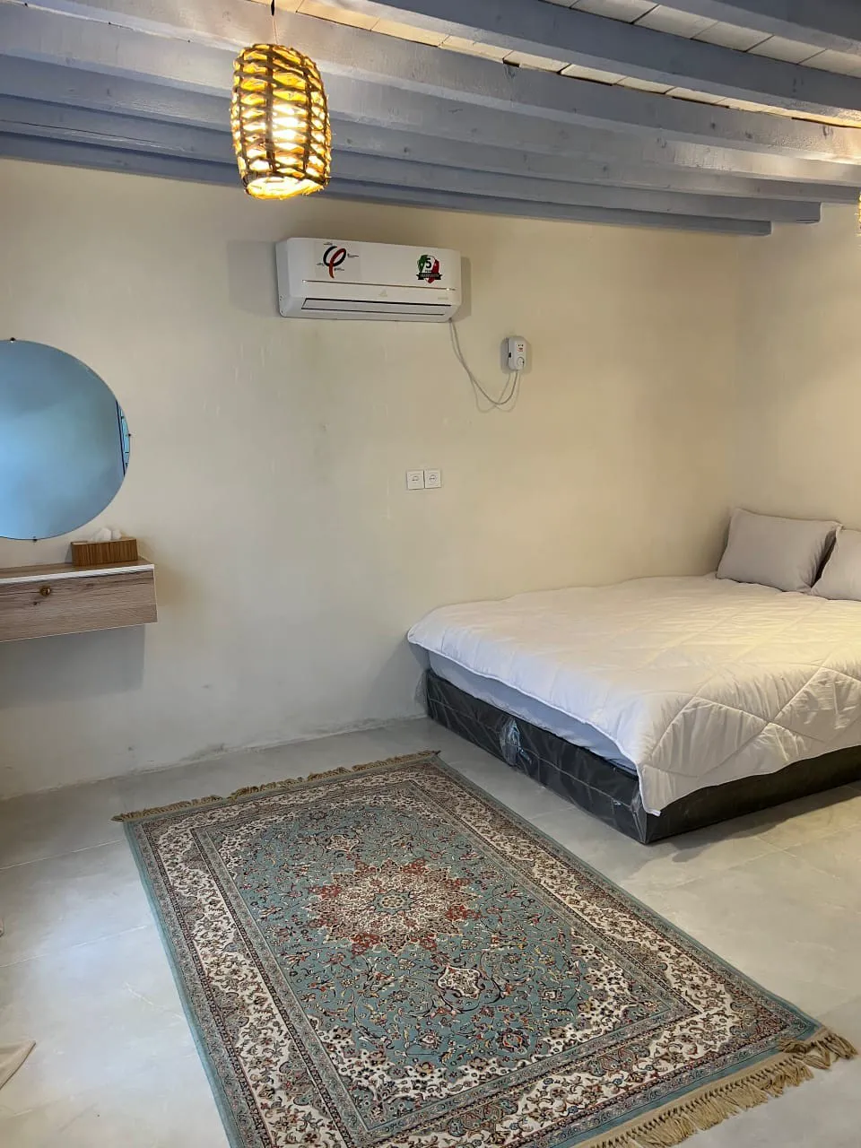 اتاق خواب با تخت، فرش و کولر دیواری در گل ابریشم
