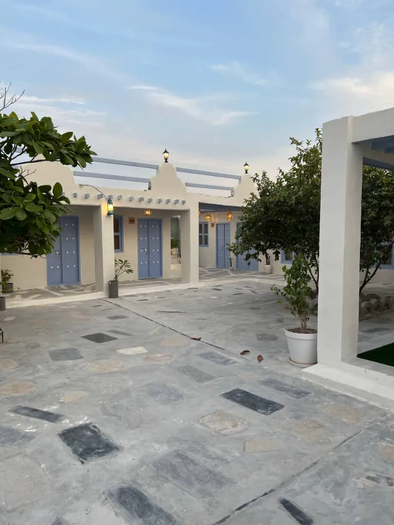 حیاط سنگفرششده هتل گل ابریشم