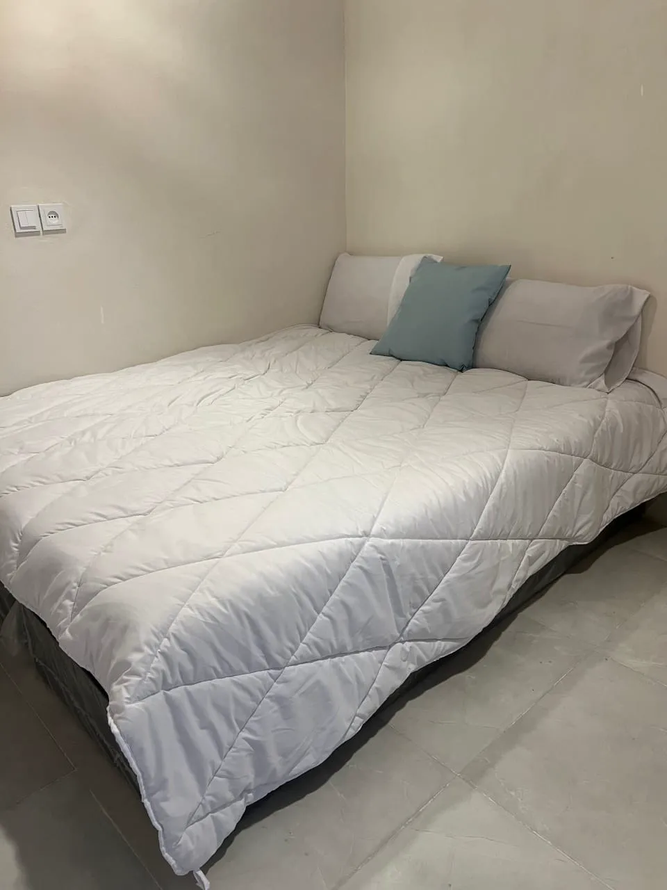 تخت یکنفره با روتختی سفید در گل ابریشم
