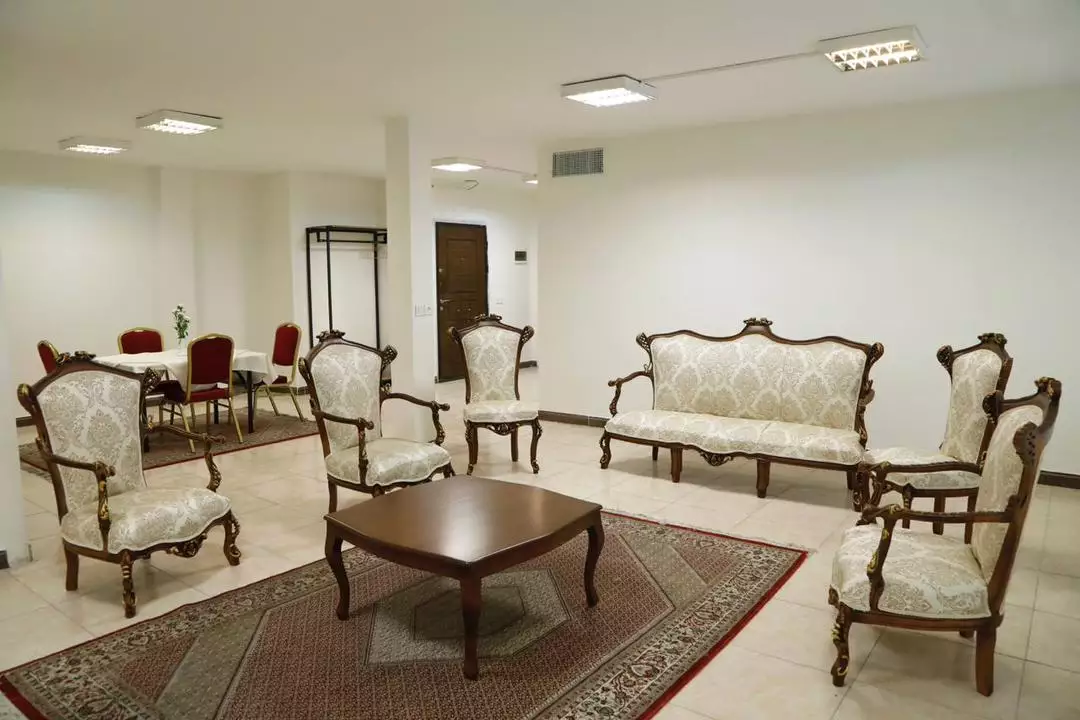 مبلمان کلاسیک و میز پذیرایی در سالن پرشین پلازا مطهری