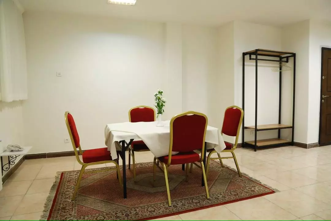 میز جلسه با صندلی‌های قرمز در پرشین پلازا مطهری