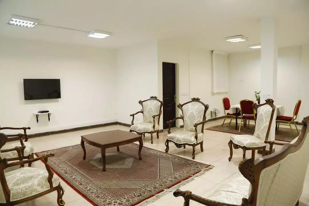 سالن نشیمن با مبلمان کلاسیک در پرشین پلازا مطهری