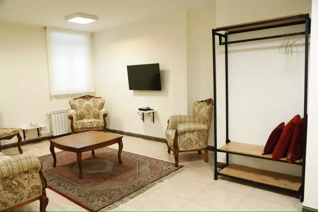 نشیمن اتاق با مبل و تلویزیون در پرشین پلازا مطهری