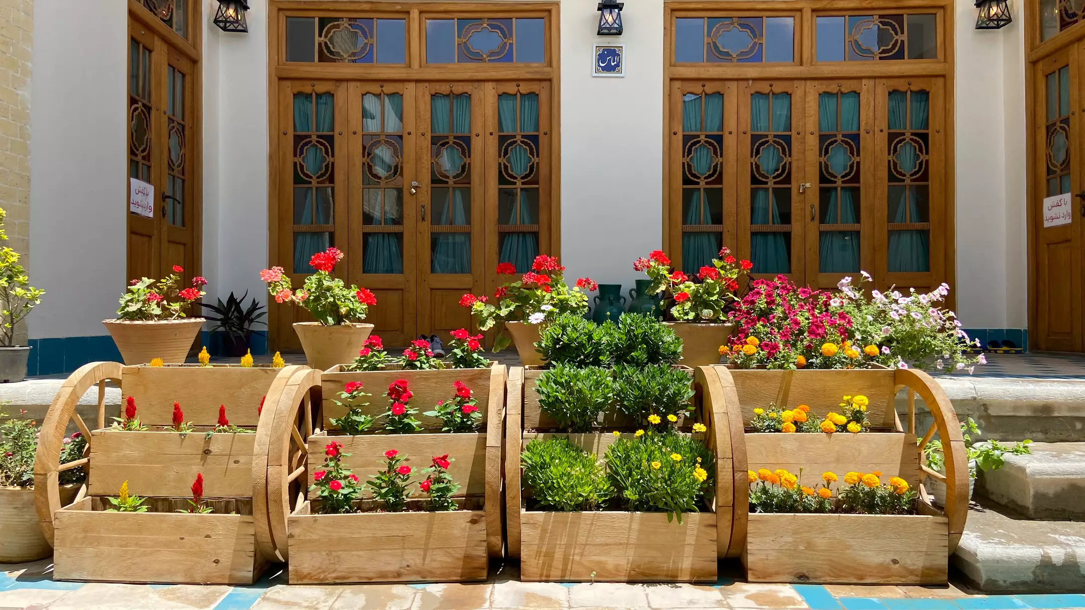 باغچه گل‌کاری‌شده در حیاط هتل سلطانی