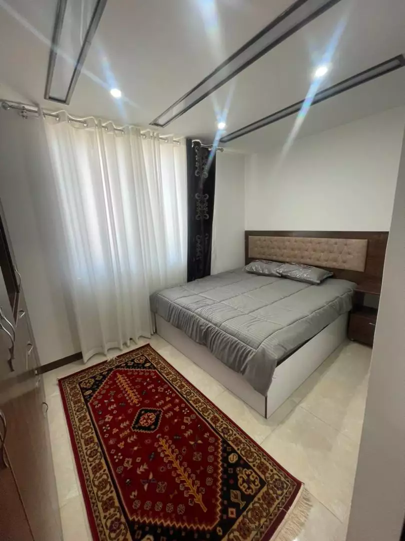 اتاق خواب هتل الماس غرب با تخت دونفره و فرش قرمز