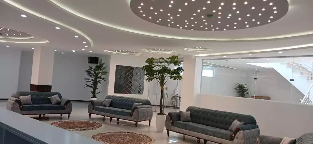 سالن نشیمن هتل الماس غرب با مبل‌های خاکستری