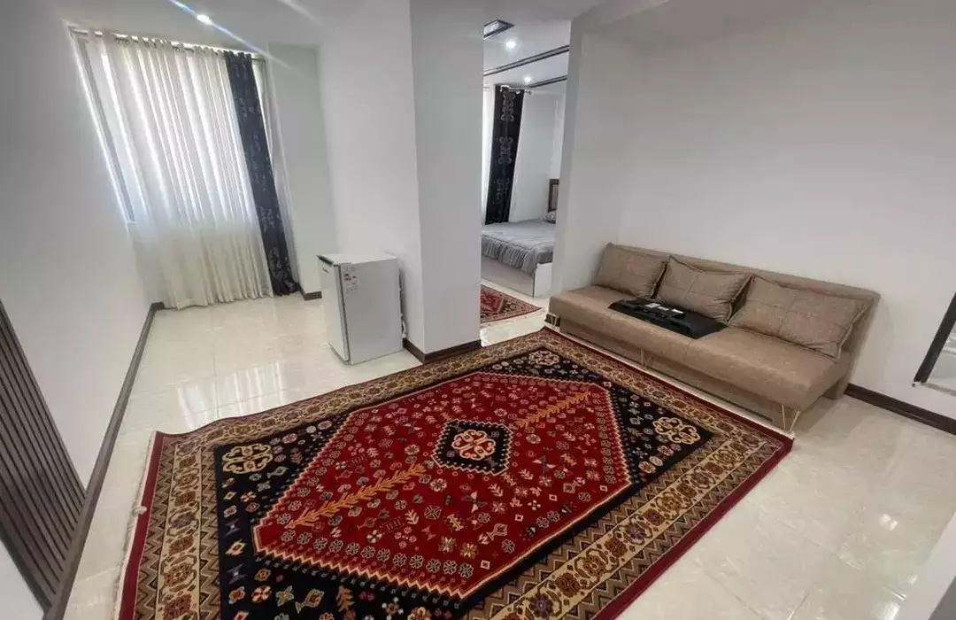 نشیمن هتل الماس غرب با مبل و فرش قرمز