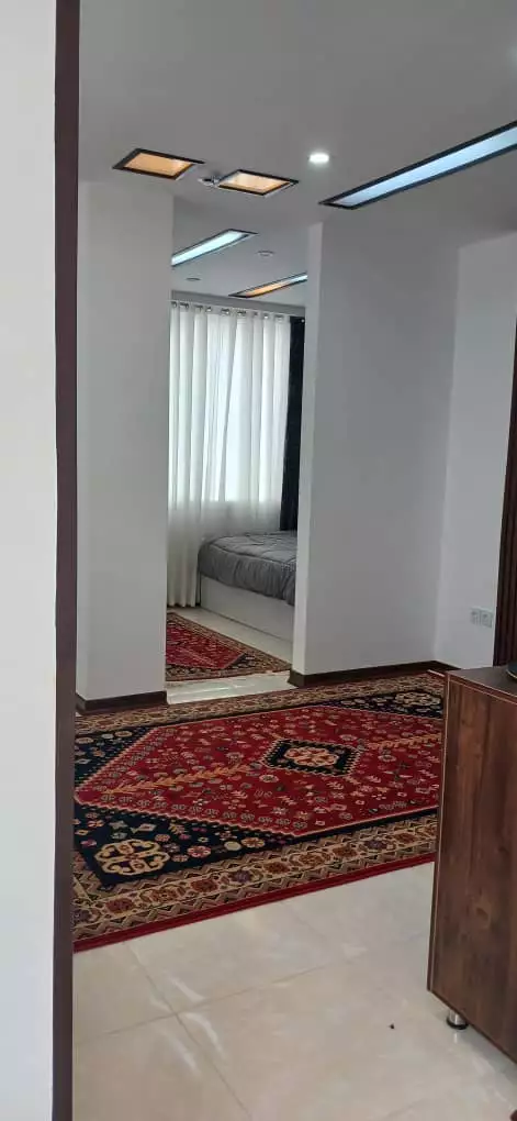 فرش قرمز در فضای داخلی هتل الماس غرب
