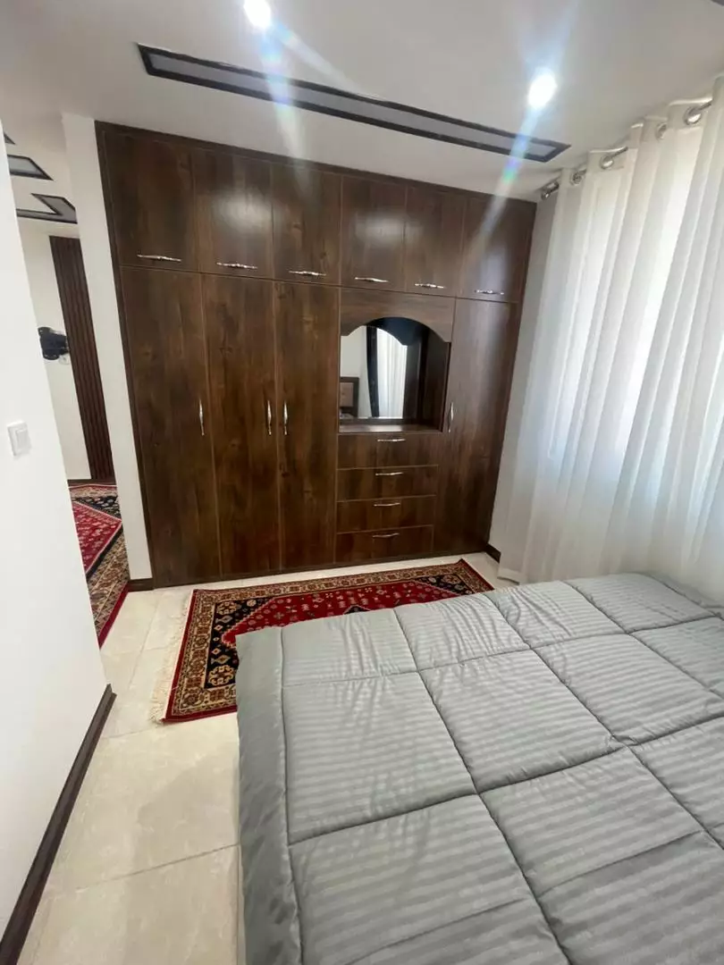 اتاق هتل الماس غرب با تخت و کمد چوبی