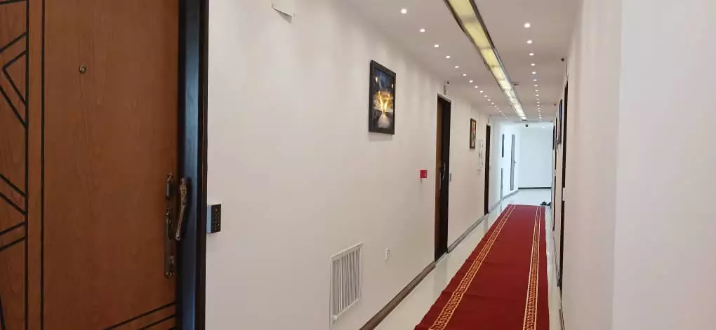 راهروی هتل الماس غرب با کف‌پوش قرمز