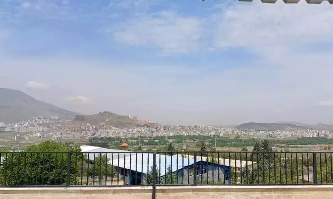 نمای شهر و کوه از تراس هتل الماس غرب