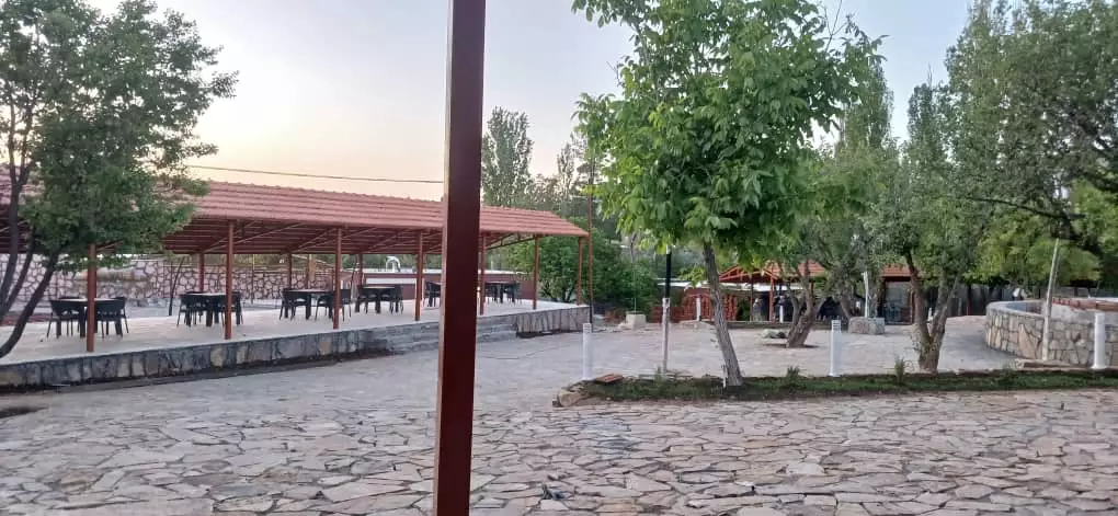محوطه سنگ‌فرش و آلاچیق هتل الماس غرب
