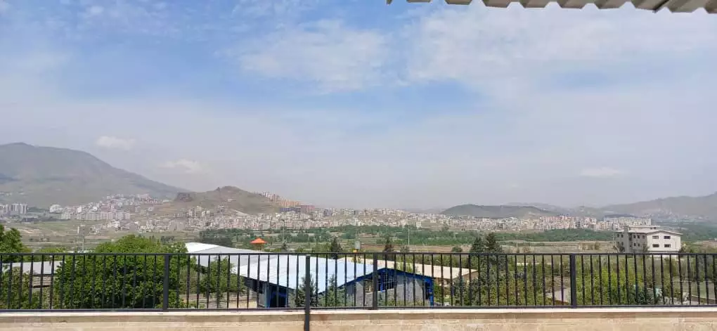 چشم‌انداز شهر و کوه از تراس هتل الماس غرب