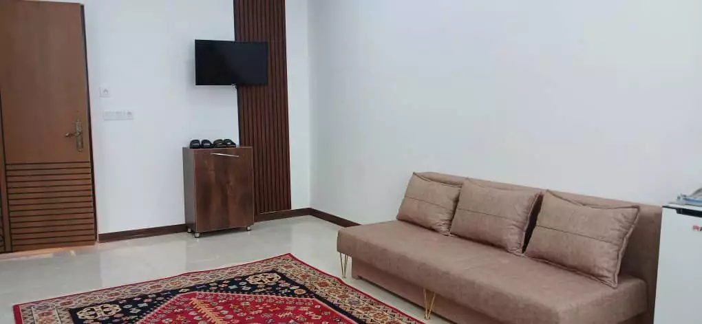 مبل و تلویزیون در اتاق نشیمن هتل الماس غرب
