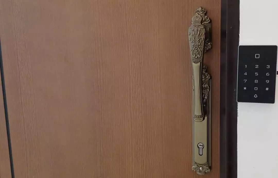 درب چوبی اتاق با قفل رمزی در هتل الماس غرب