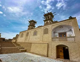 نمای آجری ساختمان هتل باران با بادگیرها