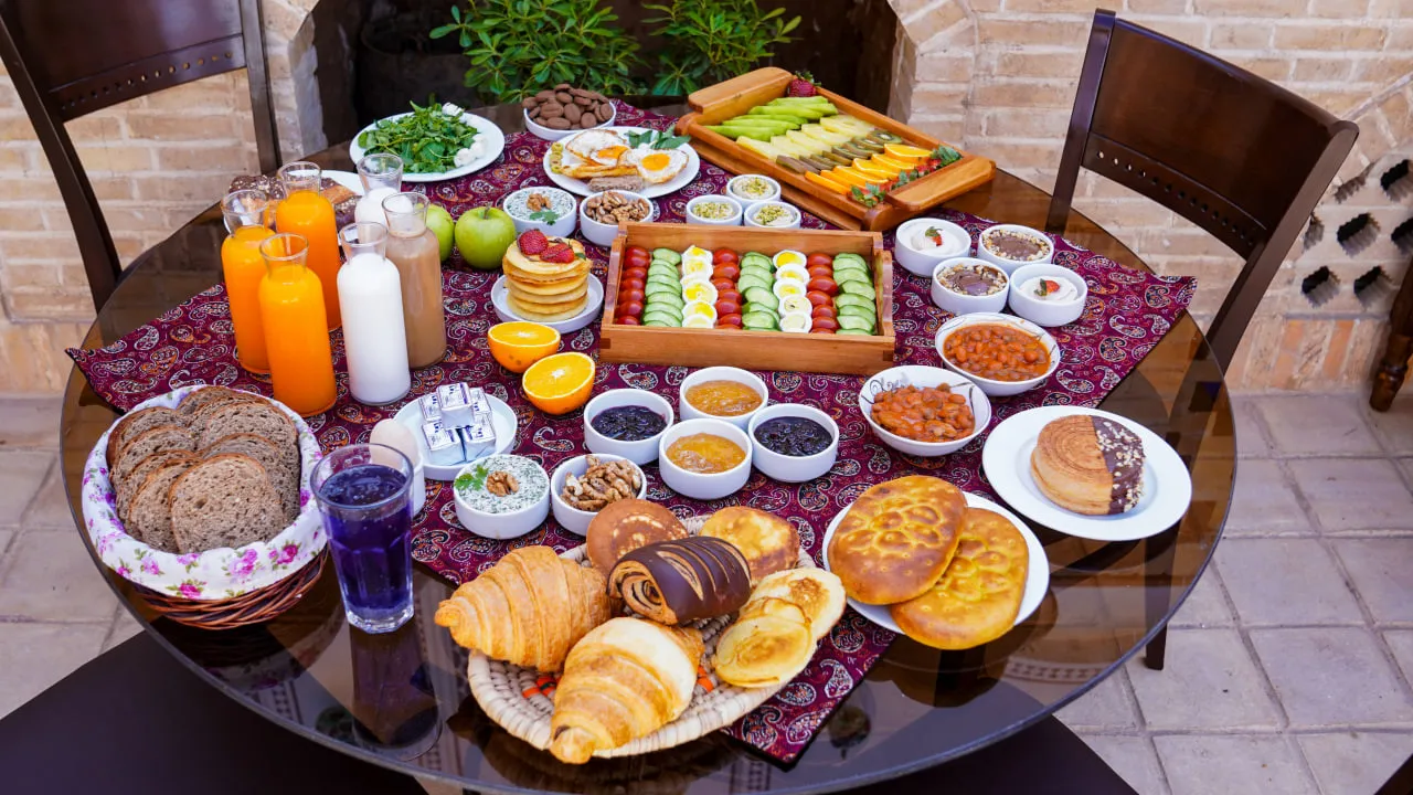 میز صبحانه با نان و میوه در هتل باران