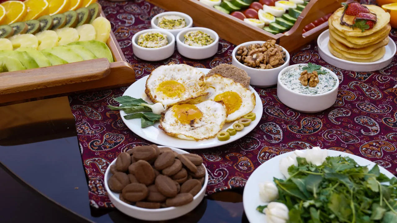 تخممرغ نیمرو و مخلفات صبحانه هتل باران