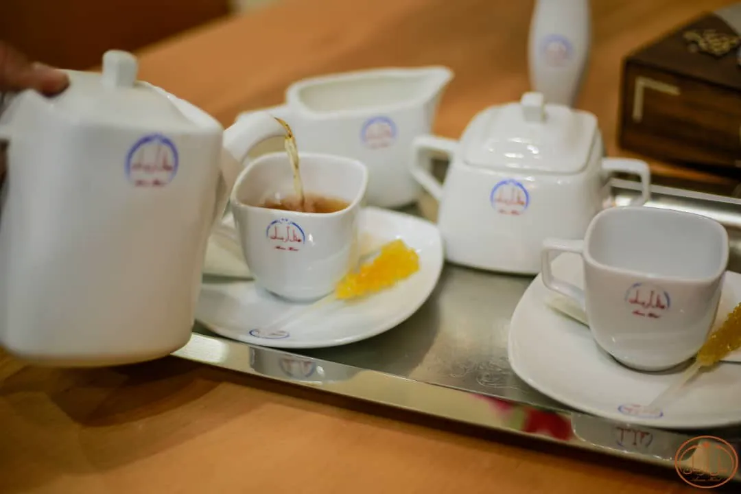 سرویس چای هتل آرسان با قوری و فنجان