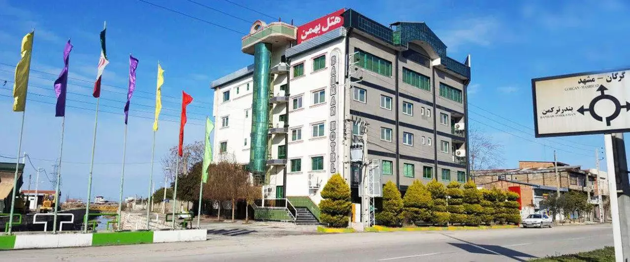 نمای بیرونی ساختمان هتل بهمن در کنار خیابان