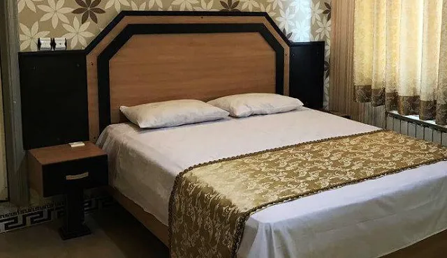 تخت دونفره در اتاق هتل بهمن