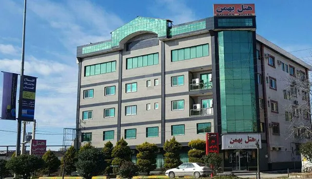 نمای بیرونی هتل بهمن با نمای شیشه‌ای سبز