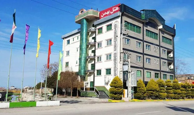 نمای بیرونی هتل بهمن با پرچم‌های رنگی