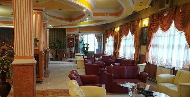 فضای نشیمن هتل بهمن با مبل‌های قرمز