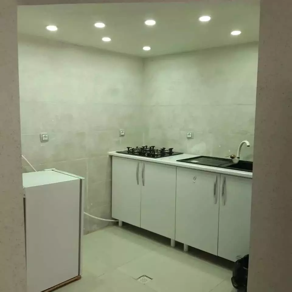 آشپزخانه هتل ناصر با کابینت سفید و اجاق گاز